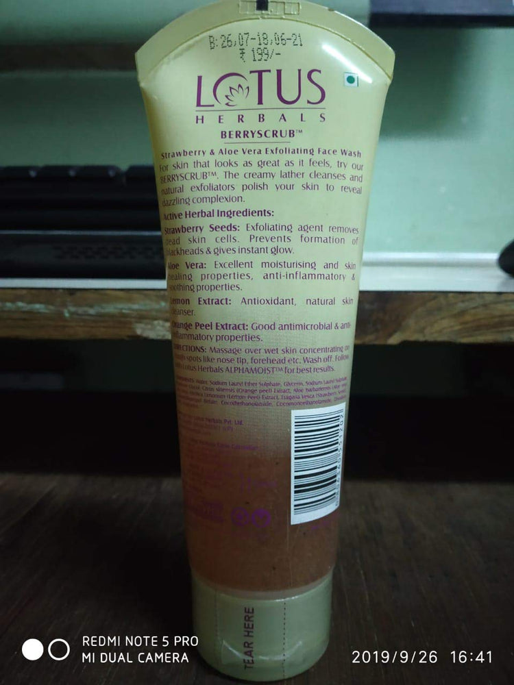 Lotus Herbals Berryscrub Strawberry & Aloe Vera Exfoliating Face Wash | Deep Cleaning | Blackhead Removal | For All Skin Types | 120g
